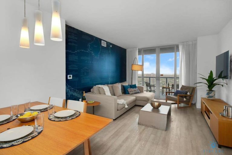 Room 3, Infinite View Balcony Pool Gym Near Beach, Broward
