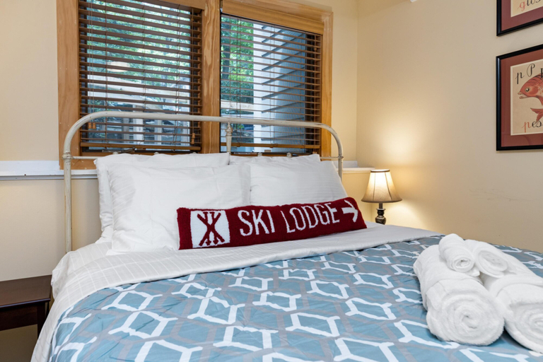 Bedroom 4, Condo at Wintergreen Walk to Slope Pool Access, Nelson