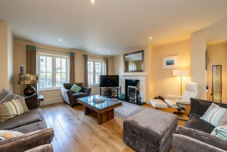 Room 2, Spacious Home to Sleep 6 Just a Short Stroll From Kenmare