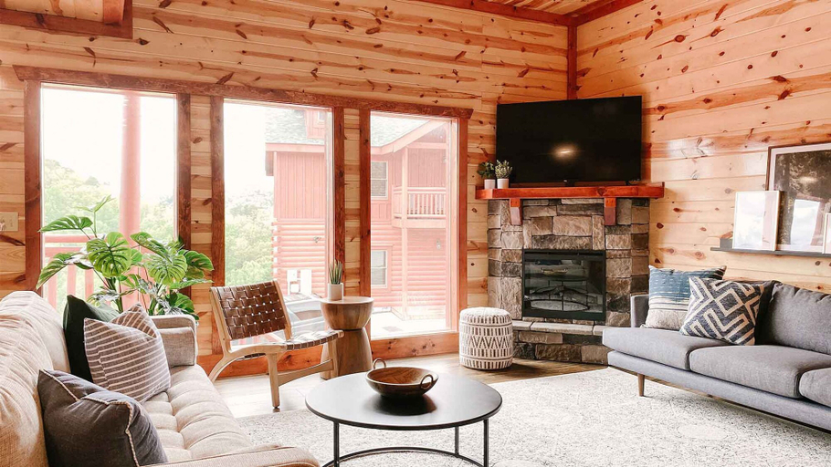 Room 3, Modern Luxury w Pool Theater Hot Tub Ent Room, Sevier