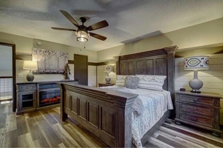 Room 3, New Luxury Remodel Fire Pit Game Room Hot Tub, Sevier