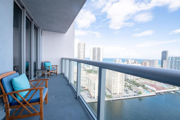 Room 3, Infinite View Balcony Pool Gym Near Beach, Broward