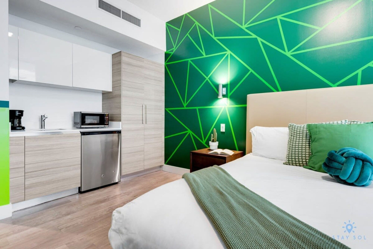 Room 4, Worth Traveling Hot tub Unique Rooftop Pool, Broward