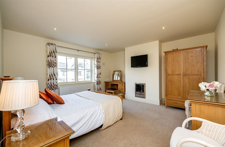 Room 3, Spacious Home to Sleep 6 Just a Short Stroll From Kenmare