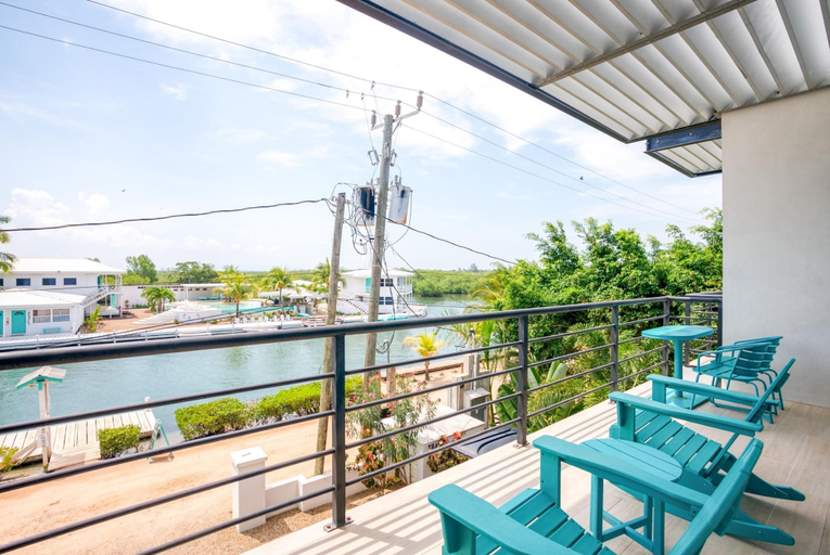 Room 5, Oceanfront Sunset Gecko Condo - Ground Floor 1A