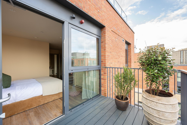 Others 4, Chic Urban Flat With Rooftop Access, London