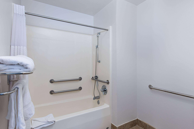 Bathroom 3, Wingate by Wyndham Hattiesburg, Lamar