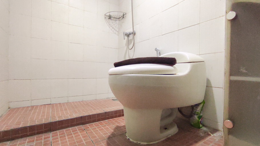 Bathroom 5, Good Place and Tidy 2BR at High Point Serviced Apartment By Travelio, Surabaya