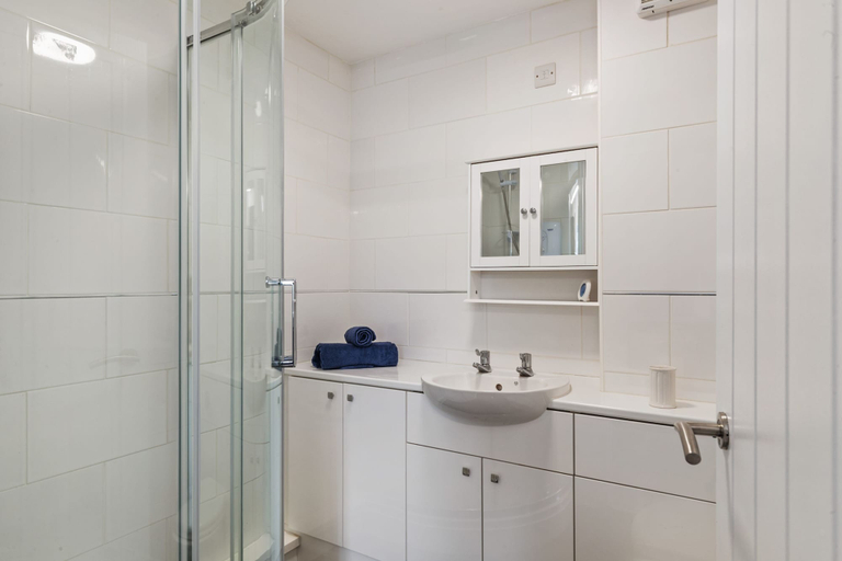 Bathroom, 16 Captains Walk - Close to Village and Beach, Pembrokeshire
