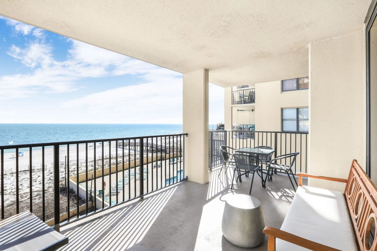 Room 5, Phoenix III 3031 Beachfront End-unit, Baldwin