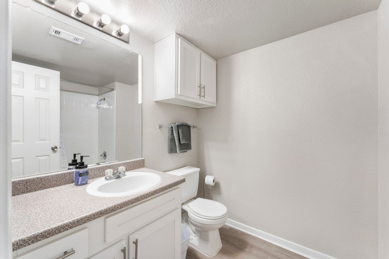 Bathroom 4, Central Modern 2BR Close to UT Moody Center DT, Travis