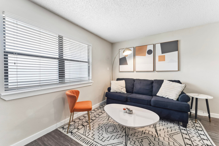 Room 5, Charming King Bed 1BR w Pool 5 Min to DT, Travis