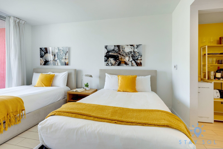 Room 5, Amazing Pool Balcony Gym Near Beach, Broward