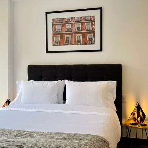 Room 2, w Sunny 2BR in Modern Building in Chico, Santafé de Bogotá