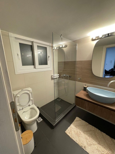 Bathroom 3, The Black Pearl - At095, Attica