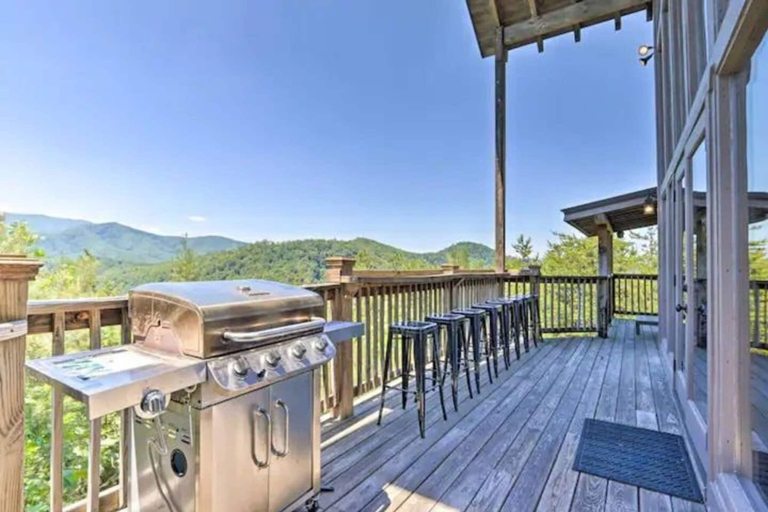 Room 4, Awe-inspiring Estate w Pool Theater Fire Pit, Sevier