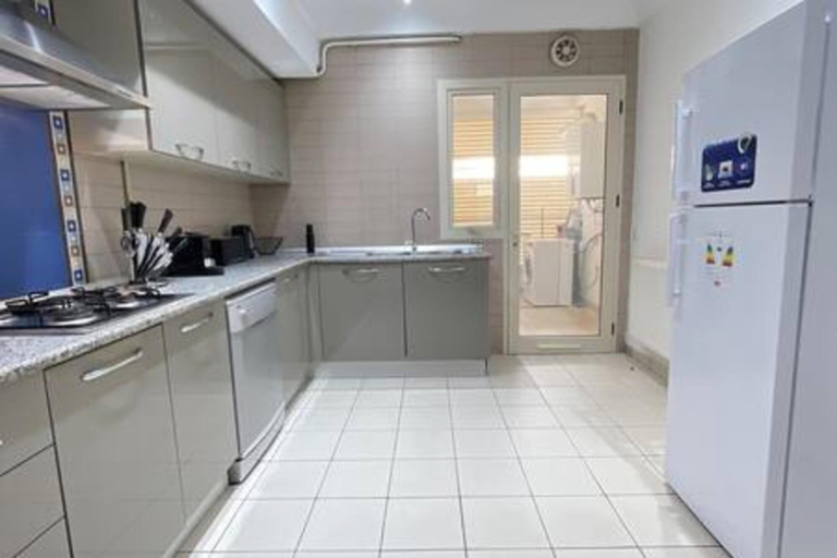 Room 4, Black White Modern Spacious, Bouhaira