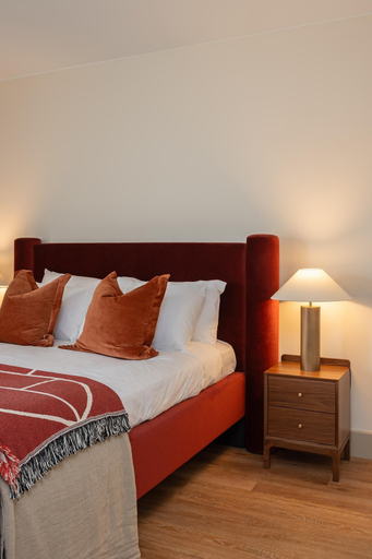 Room 5, Stylish City Flat With Private Balcony, London