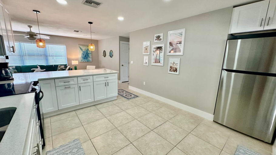 Room 5, Turtle Nest Beach House, Lee