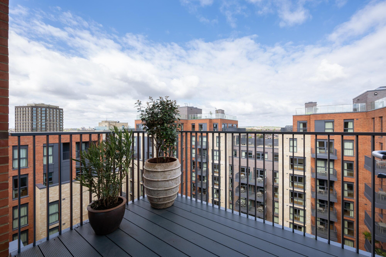 Others 5, Chic Urban Flat With Rooftop Access, London