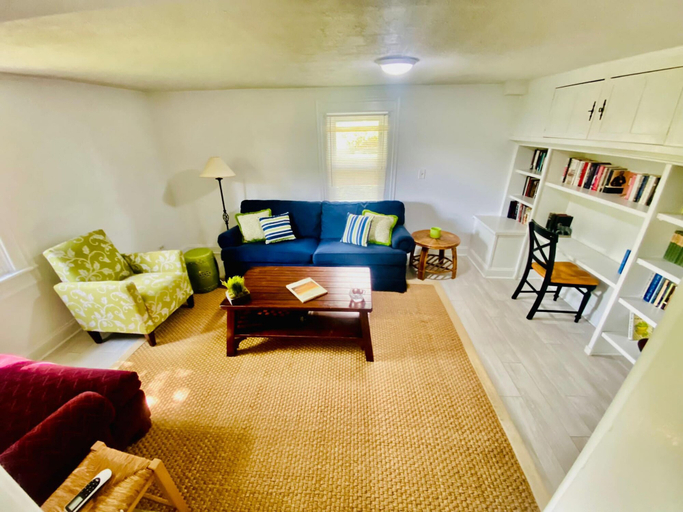 Others 5, Cheerful 3 Bedroom Home Walk to UVA Stadium, Charlottesville