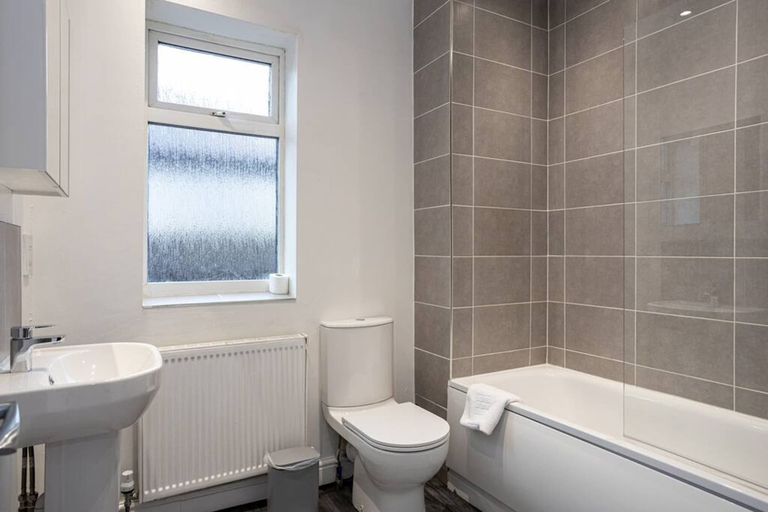 Bathroom 4, Spacious House With Parking Near Heaton Park, Manchester