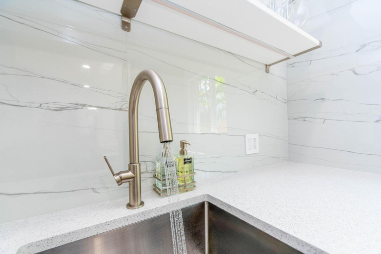 Room 3, Uhost AI 1BR With Marble Accents Patio, Broward