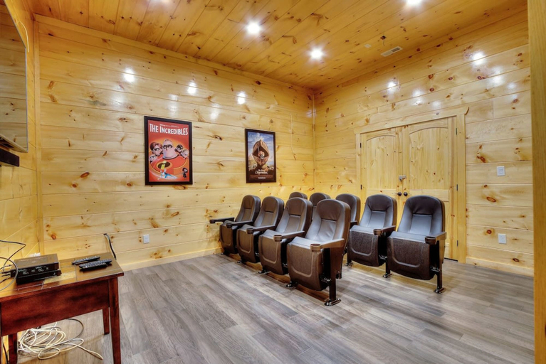Room 4, 5 Master Suites 5 6bath Cabin 5 min to Gsmnp, Sevier