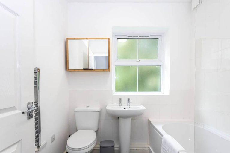 Bathroom 3, Lovely One-bedroom Serviced Apartment in Eccles, Salford
