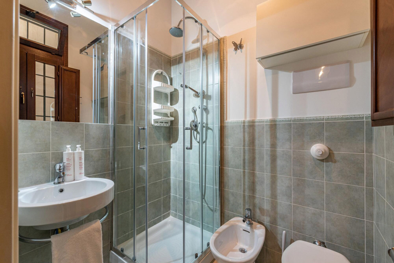 Bathroom 5, Musico Apartment Near the Cathedral, Palermo