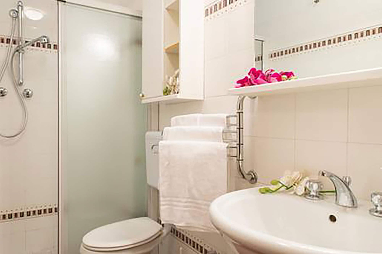 Room 4, Apartment Near Biennale Theatre by Ca-sa Check, Brescia