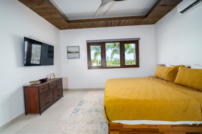 Room 5, NEW Oceanfront 5 Bedroom Private Island Villa