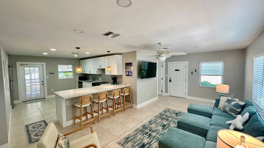 Room 1, Turtle Nest Beach House, Lee