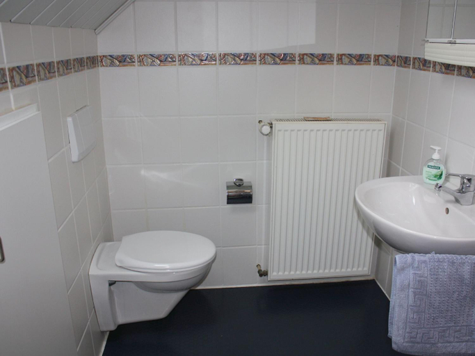 Bathroom 3, Charmante Ferienwohnung mit Garten in Huddingen, Waldeck-Frankenberg