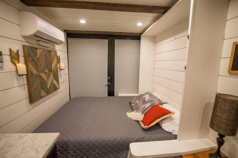 Bedroom 2, Stillwater House Tiny Container Home 12 min to Downtown Magnolia, McLennan