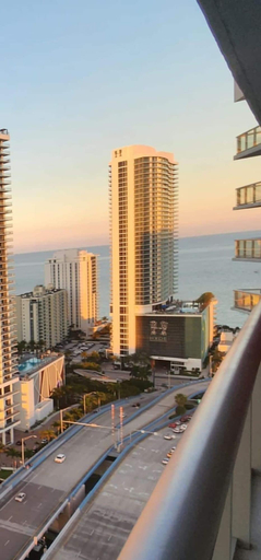 Room 5, Breathtaking 31st Fl Amazing Pool Penthouse View, Broward