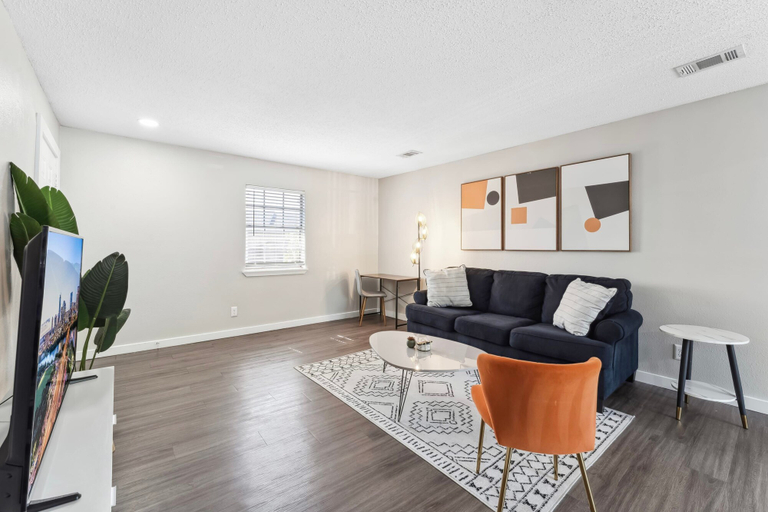 Room 3, Spacious and Fun King Bed 2BR w Pool 5 Min to DT, Travis