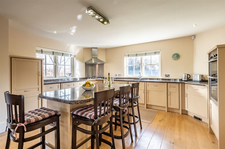 Room 4, Spacious Home to Sleep 6 Just a Short Stroll From Kenmare