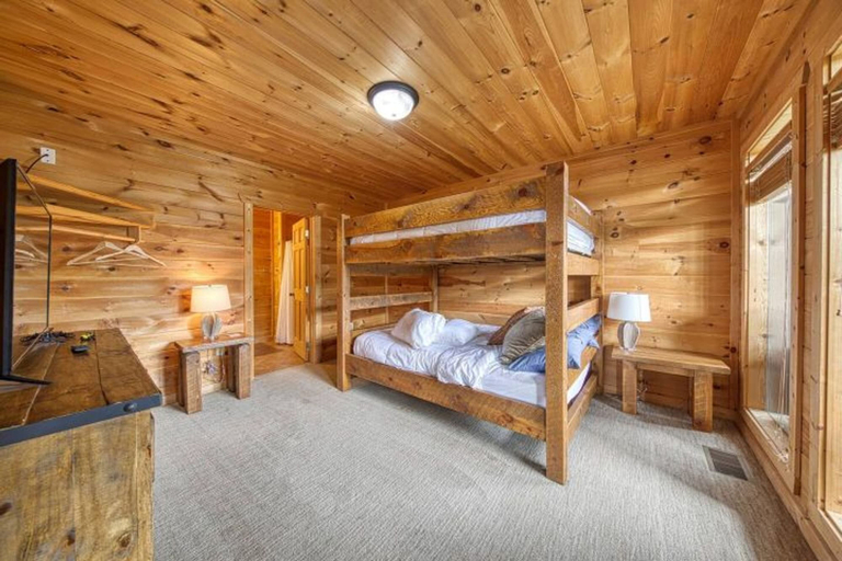 Room 2, Awe-inspiring Estate w Pool Theater Fire Pit, Sevier