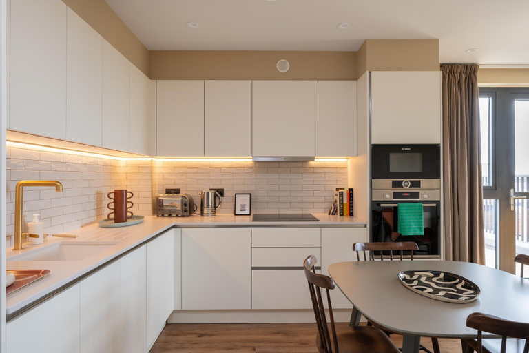 Others 5, Chic Urban Flat With Rooftop Access, London