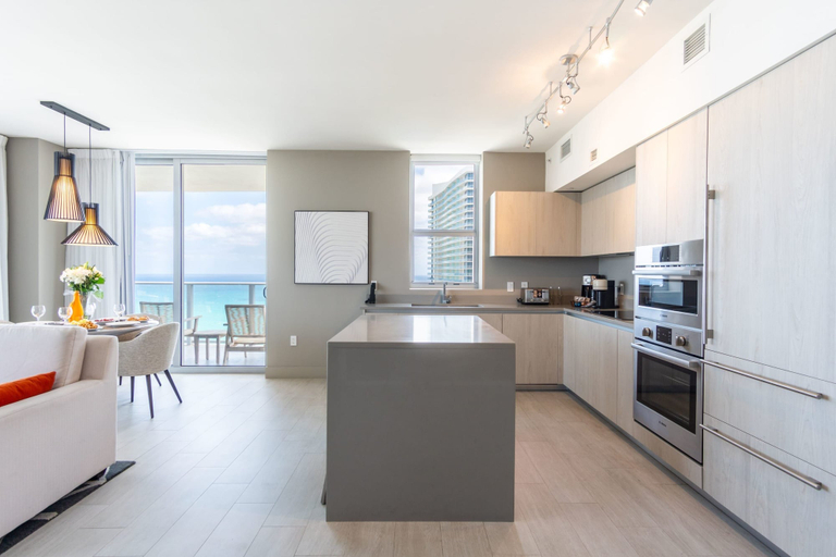 Room 4, Amazing Pools Luxury 2Br Front Ocean Bay View, Broward