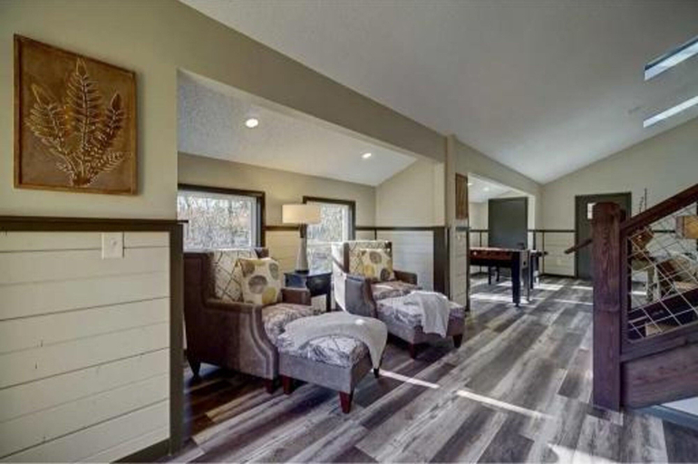Room 4, New Luxury Remodel Fire Pit Game Room Hot Tub, Sevier