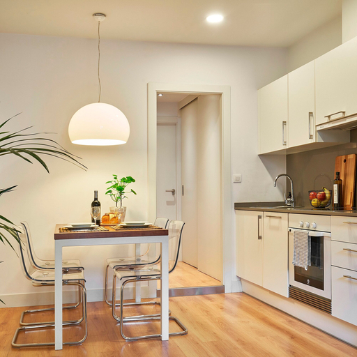 Room 2, Charming Modern Apt in Trendy Gracia 5PP by Myrentalhost, Barcelona