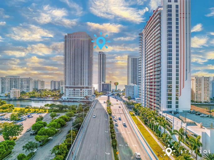 Room 5, Direct Oceanfront Sky Home w Corner Wraparound, Broward