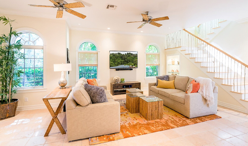 Room 1, Waterfront Pink House With Private Dock Pool, Lee
