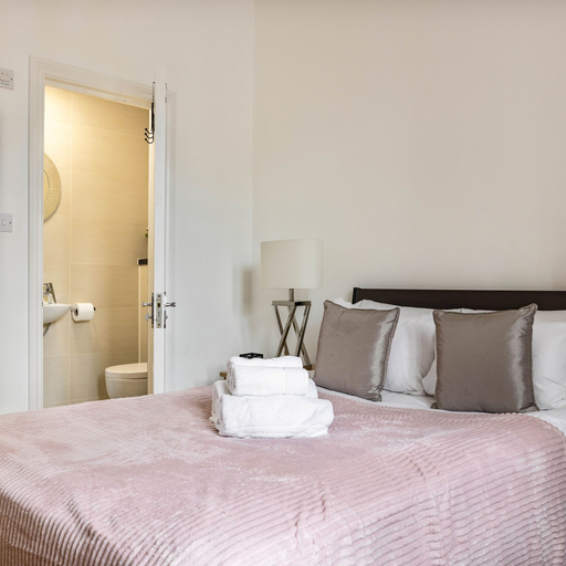 Room 4, Cosy Studio in Earls Court Flat 10, London
