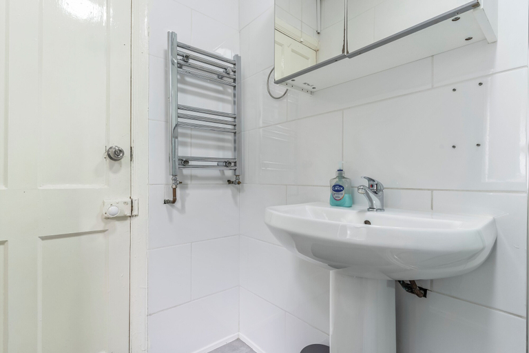 Bathroom 2, 2 Bedroom Apartment - Parking, Wifi, Central, Birmingham