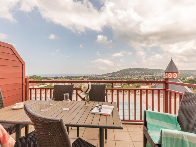 Dining 2, Apartment in Residence & Spa With Common Pool and Sauna, Houlgate, Calvados