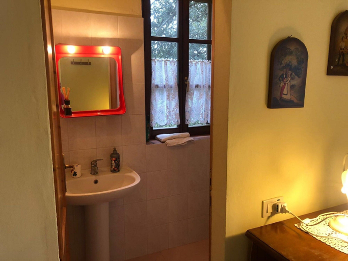 Bathroom 4, Cozy Farmhouse in Paciano With Private Pool, Perugia