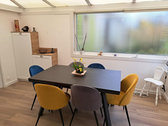 Dining 5, Holiday Home in Guisseny Near the Beach, Finistère